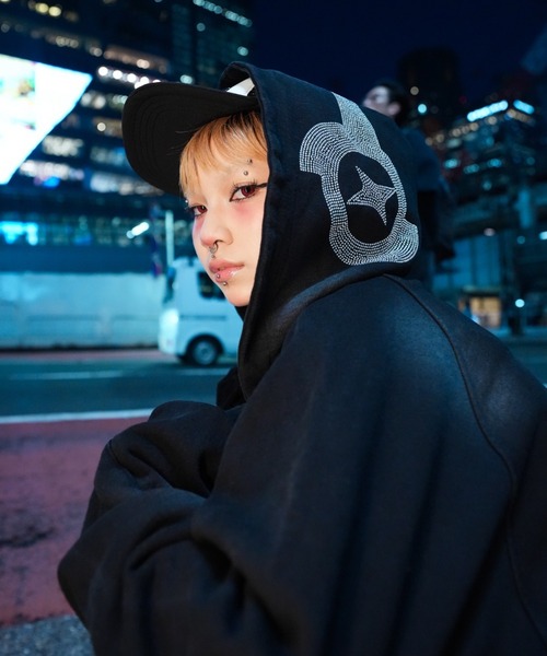 Never mind the XU（ネバーマインドザエックスユー）の「【NMTXU】rhinestone design zip parka / 【エヌエムティーエックスユー】ラインストーンデザインダブルジップパーカー（パーカー・メンズ・ブラック/チャコール・S/M）」の17枚目の写真