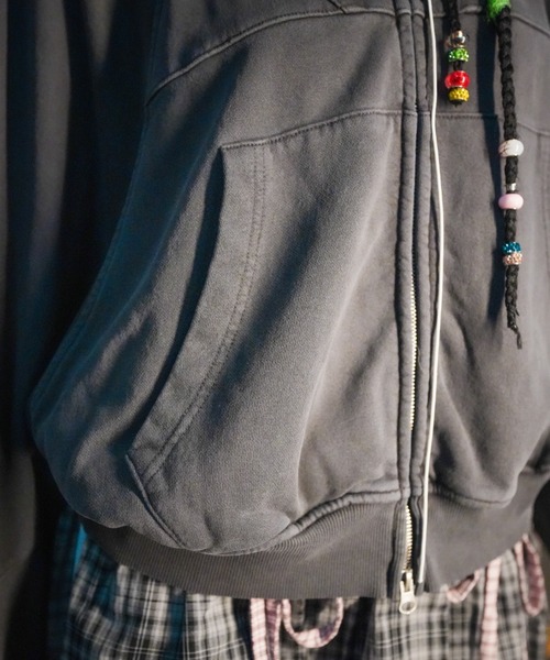 Never mind the XU（ネバーマインドザエックスユー）の「【NMTXU】rhinestone design zip parka / 【エヌエムティーエックスユー】ラインストーンデザインダブルジップパーカー（パーカー・メンズ・ブラック/チャコール・S/M）」の4枚目の写真