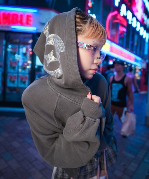 Never mind the XU（ネバーマインドザエックスユー）の「【NMTXU】rhinestone design zip parka / 【エヌエムティーエックスユー】ラインストーンデザインダブルジップパーカー（パーカー・メンズ・ブラック/チャコール・S/M）」の8枚目の写真