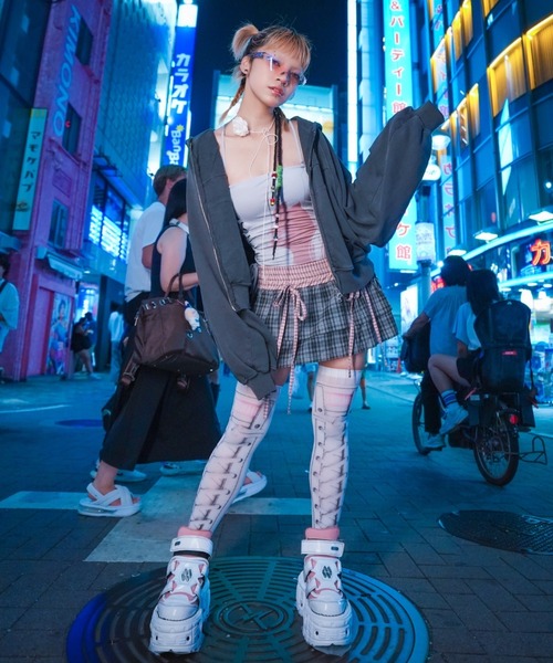 Never mind the XU（ネバーマインドザエックスユー）の「【NMTXU】rhinestone design zip parka / 【エヌエムティーエックスユー】ラインストーンデザインダブルジップパーカー（パーカー・メンズ・ブラック/チャコール・S/M）」の7枚目の写真