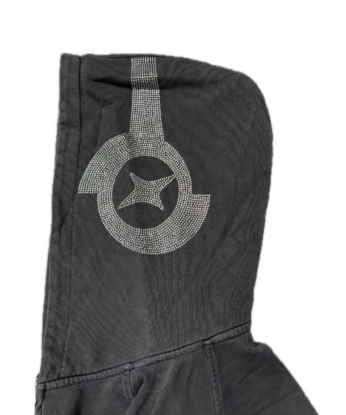 Never mind the XU（ネバーマインドザエックスユー）の「【NMTXU】rhinestone design zip parka / 【エヌエムティーエックスユー】ラインストーンデザインダブルジップパーカー（パーカー・メンズ・ブラック/チャコール・S/M）」の12枚目の写真