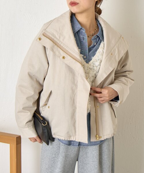 Jena espace merveilleux(ジェナ エスパスメルヴェイユ)の「【首元まであったか】中綿スタンドネックジャケット(その他アウター・レディース・ベージュ/チャコールグレー/ライトベージュ/グレー・FREE)」の4枚目の写真