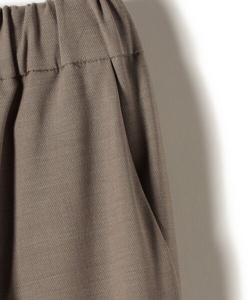 SHIPS Colors（シップス カラーズ）の「SHIPS Colors:〈手洗い可能〉TR/PU センタープレスイージー テーパード パンツ（その他パンツ・レディース・グレー/ベージュ/ネイビー・SMALL/MEDIUM）」の8枚目の写真