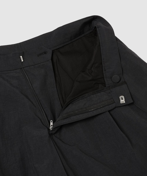 ERL（イーアールエル）の「UNISEX NYLON PLEATED SUIT TROUSERS（その他パンツ・メンズ・チャコール・M/S）」の5枚目の写真