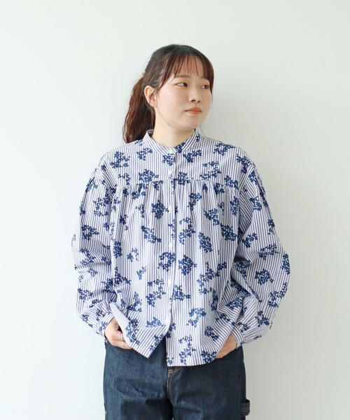 PAR ICI(パーリッシィ)の「ストライプお花プリント スタンドカラーギャザーブラウス(シャツ/ブラウス・レディース・ブルー・FREE)」の1枚目の写真