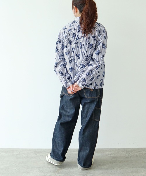 PAR ICI(パーリッシィ)の「ストライプお花プリント スタンドカラーギャザーブラウス(シャツ/ブラウス・レディース・ブルー・FREE)」の4枚目の写真