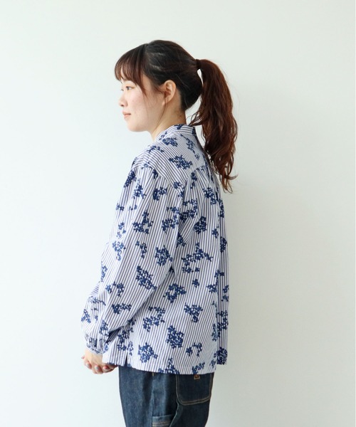 PAR ICI(パーリッシィ)の「ストライプお花プリント スタンドカラーギャザーブラウス(シャツ/ブラウス・レディース・ブルー・FREE)」の21枚目の写真