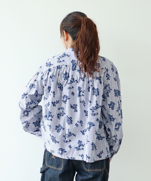PAR ICI(パーリッシィ)の「ストライプお花プリント スタンドカラーギャザーブラウス(シャツ/ブラウス・レディース・ブルー・FREE)」の10枚目の写真