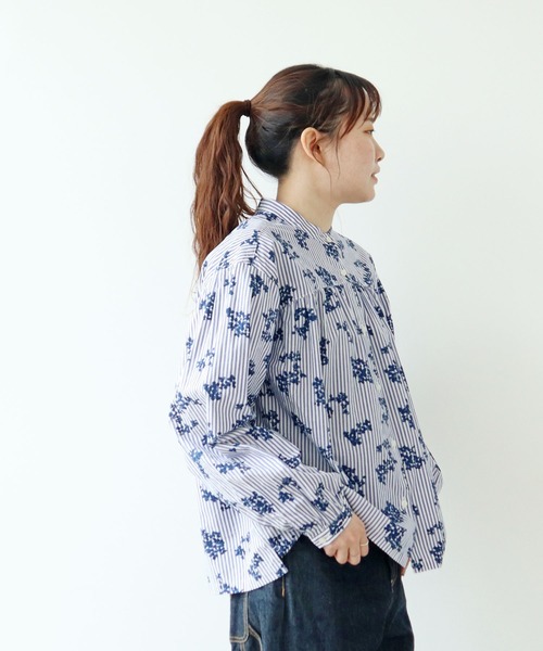 PAR ICI(パーリッシィ)の「ストライプお花プリント スタンドカラーギャザーブラウス(シャツ/ブラウス・レディース・ブルー・FREE)」の11枚目の写真