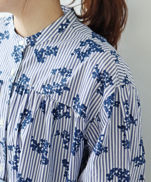 PAR ICI(パーリッシィ)の「ストライプお花プリント スタンドカラーギャザーブラウス(シャツ/ブラウス・レディース・ブルー・FREE)」の12枚目の写真