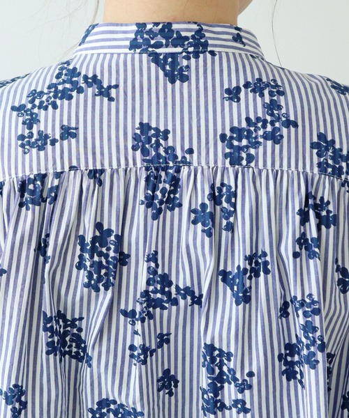 PAR ICI(パーリッシィ)の「ストライプお花プリント スタンドカラーギャザーブラウス(シャツ/ブラウス・レディース・ブルー・FREE)」の17枚目の写真