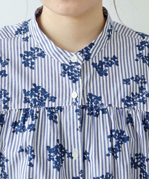 PAR ICI(パーリッシィ)の「ストライプお花プリント スタンドカラーギャザーブラウス(シャツ/ブラウス・レディース・ブルー・FREE)」の16枚目の写真