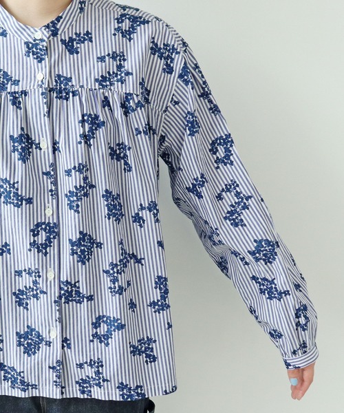 PAR ICI(パーリッシィ)の「ストライプお花プリント スタンドカラーギャザーブラウス(シャツ/ブラウス・レディース・ブルー・FREE)」の18枚目の写真