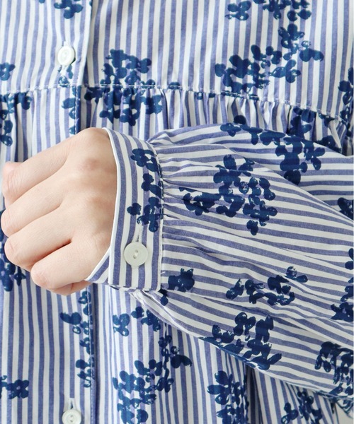 PAR ICI(パーリッシィ)の「ストライプお花プリント スタンドカラーギャザーブラウス(シャツ/ブラウス・レディース・ブルー・FREE)」の19枚目の写真