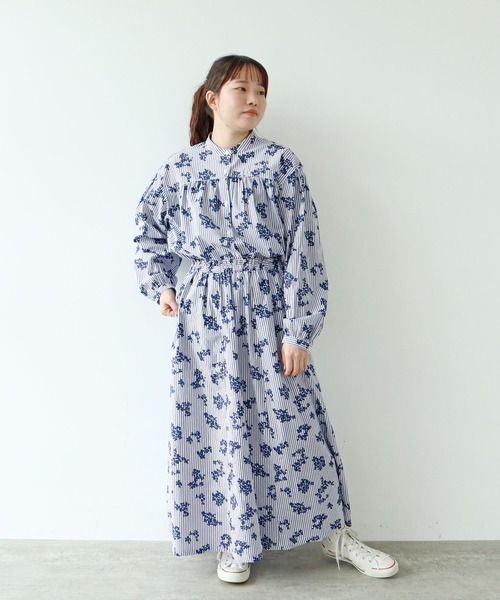 PAR ICI(パーリッシィ)の「ストライプお花プリント スタンドカラーギャザーブラウス(シャツ/ブラウス・レディース・ブルー・FREE)」の2枚目の写真