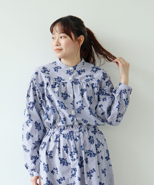 PAR ICI(パーリッシィ)の「ストライプお花プリント スタンドカラーギャザーブラウス(シャツ/ブラウス・レディース・ブルー・FREE)」の8枚目の写真