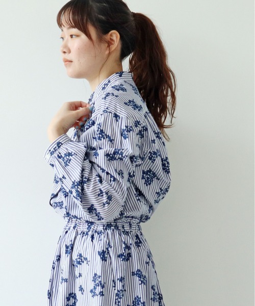 PAR ICI(パーリッシィ)の「ストライプお花プリント スタンドカラーギャザーブラウス(シャツ/ブラウス・レディース・ブルー・FREE)」の9枚目の写真