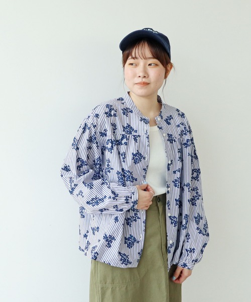 PAR ICI(パーリッシィ)の「ストライプお花プリント スタンドカラーギャザーブラウス(シャツ/ブラウス・レディース・ブルー・FREE)」の5枚目の写真