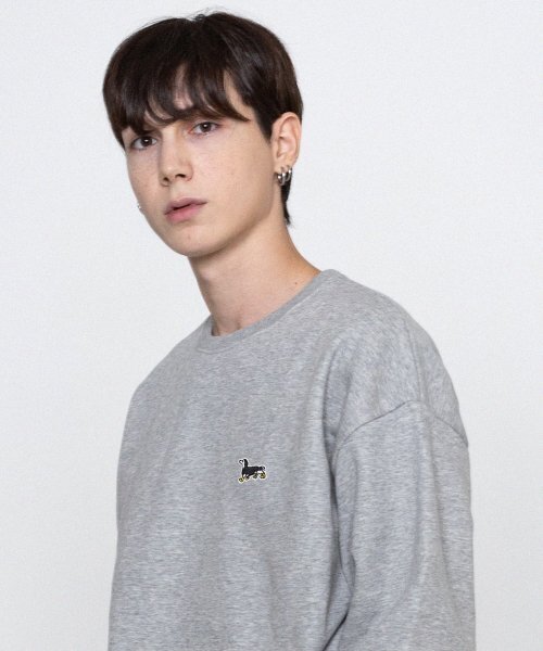 GRAVER（グレーバー）の「[UNISEX]イエローブーツパフィー刺繍マンツーマン_グレー（スウェット・レディース・グレー・LARGE/X-LARGE/MEDIUM）」の2枚目の写真