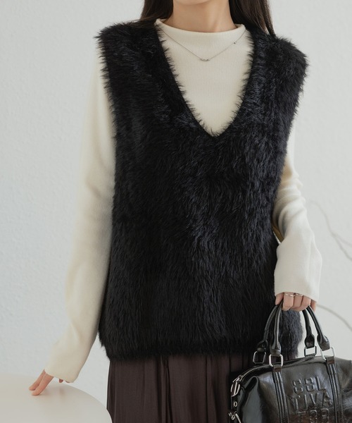 MAISON DE THERESE(メゾン ド テレーズ)の「Vネックフェイクファー ニットベスト(ニット/セーター・レディース・ブラック/モカ/グリーン/ホワイト/ブラウン・FREE)」の1枚目の写真