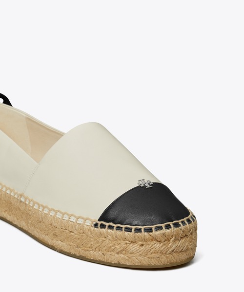 TORY BURCH(トリーバーチ)の「キャップトゥ エスパドリーユ(スリッポン・レディース・ホワイト・25.5cm/23cm/24.5cm/23.5cm/22.5cm/24cm/25cm/26cm/22cm)」の2枚目の写真