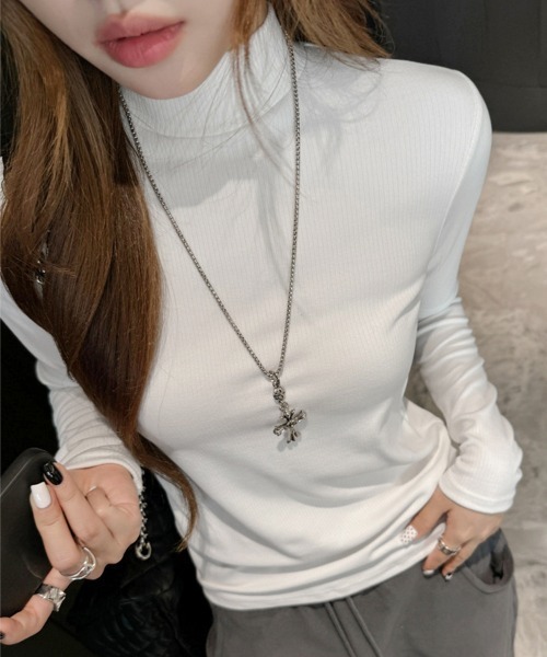 ReRe(リリ)の「モックネックリブカットソー(Tシャツ/カットソー・レディース・ブラック/ライトブラウン/ブルー/ベージュ/ダークグレー/ホワイト/ダークブラウン・MEDIUM/LARGE/X-LARGE)」の2枚目の写真