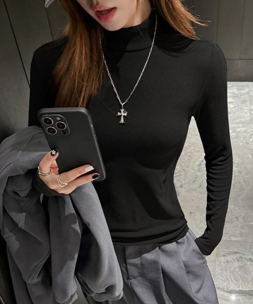 ReRe(リリ)の「モックネックリブカットソー(Tシャツ/カットソー・レディース・ブラック/ライトブラウン/ブルー/ベージュ/ダークグレー/ホワイト/ダークブラウン・MEDIUM/LARGE/X-LARGE)」の3枚目の写真