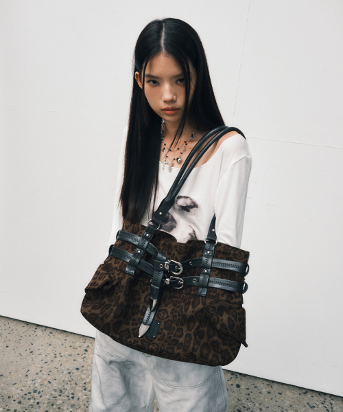 SQUARE LINE（スクエアライン）の「ネクシー_レオパードカーキ（ショルダーバッグ・レディース・レオパード・FREE）」の2枚目の写真