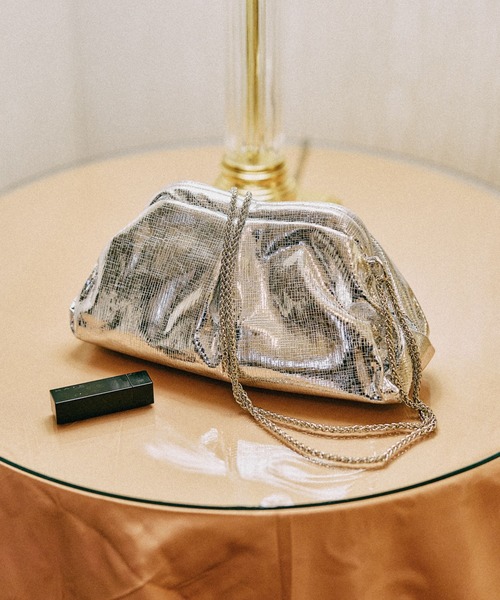 mysty woman(ミスティウーマン)の「シャイニー2WAYクラッチ 637666(ショルダーバッグ・レディース・シルバー・FREE)」の1枚目の写真