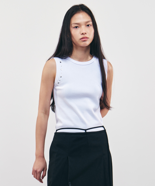 CITYBREEZE（シティブリーズ）の「スタッズバックホールスリーブレスホワイト（Tシャツ/カットソー・レディース・ホワイト・SMALL/MEDIUM）」の2枚目の写真