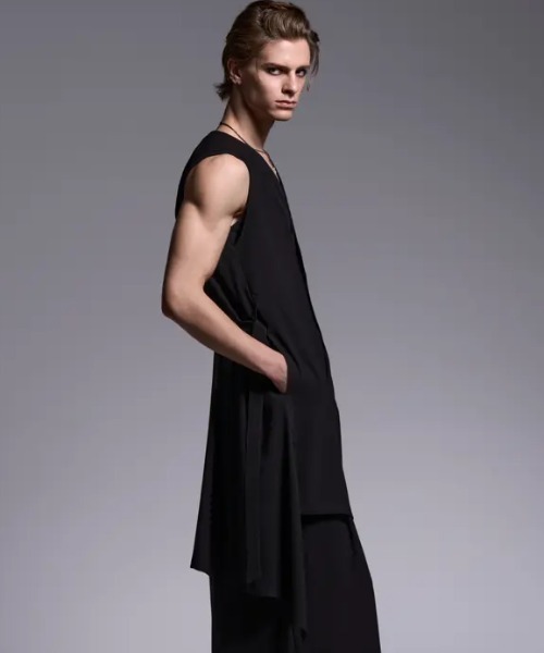kiryuyrik(キリュウキリュウ)の「Kiryuyrik/キリュウキリュウ/Crape Long Flare Vest / クレープ ロングフレアベスト(ベスト・メンズ・ブラック・LARGE/MEDIUM/SMALL)」の4枚目の写真