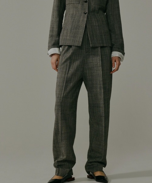 CINOH(チノ)の「MOTTLED WOOL TWO TUCK PANTS(スラックス・レディース・杢グレー・36/38)」の2枚目の写真