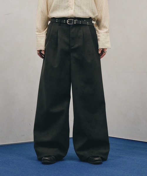 Adoon plain(アドーンプレーン)の「Two-Tuck Wide Artificial Grain Pants / 2タックワイド合皮パンツ(その他パンツ・メンズ・ブラック・SMALL/LARGE/MEDIUM)」の1枚目の写真