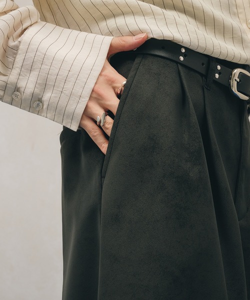 Adoon plain(アドーンプレーン)の「Two-Tuck Wide Artificial Grain Pants / 2タックワイド合皮パンツ(その他パンツ・メンズ・ブラック・SMALL/LARGE/MEDIUM)」の3枚目の写真