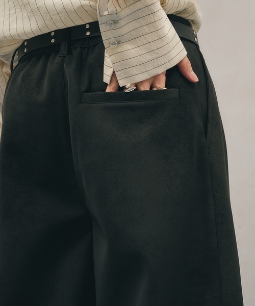 Adoon plain(アドーンプレーン)の「Two-Tuck Wide Artificial Grain Pants / 2タックワイド合皮パンツ(その他パンツ・メンズ・ブラック・SMALL/LARGE/MEDIUM)」の4枚目の写真