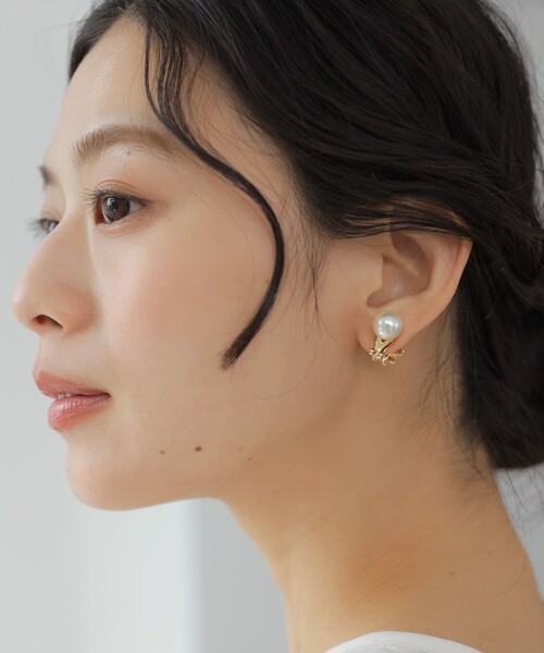 組曲(クミキョク)の「フラワー×パールライク 2WAYイヤリング(イヤリング・レディース・ゴールド系・F)」の2枚目の写真
