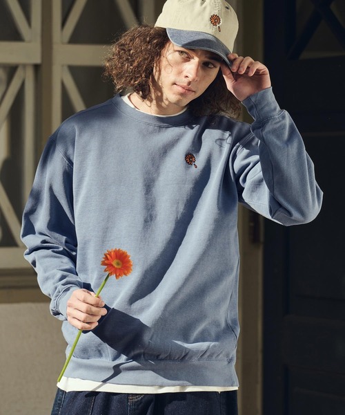 UN-FILLED(アンフィルド)の「msw1847- GARBERA EMB PIGMENT CN SWEAT スウェット(SDUF-2610)(スウェット・メンズ・ブラック/ブルー/グリーン・XL/L/M)」の1枚目の写真