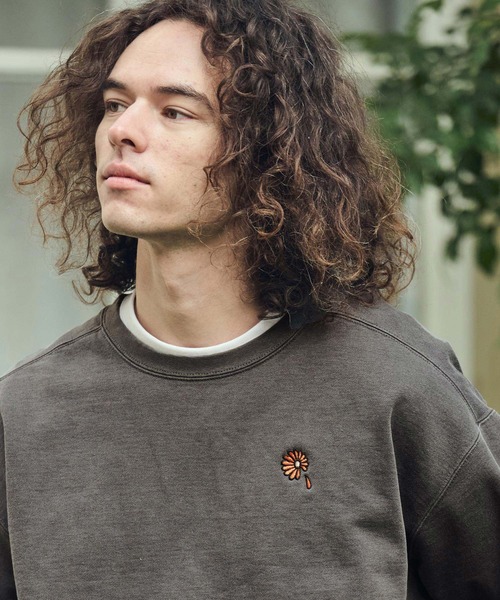 UN-FILLED(アンフィルド)の「msw1847- GARBERA EMB PIGMENT CN SWEAT スウェット(SDUF-2610)(スウェット・メンズ・ブラック/ブルー/グリーン・XL/L/M)」の2枚目の写真