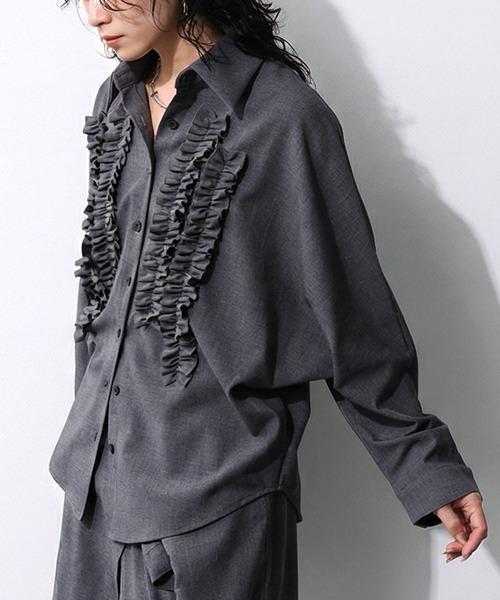 antiqua(アンティカ)の「フリルデザイン シャツ(シャツ/ブラウス・レディース・ブラック/グレー・ONESIZE)」の2枚目の写真