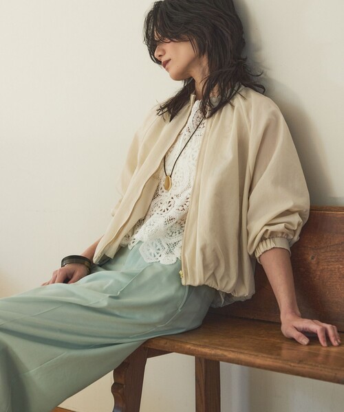 qualite（カリテ）の「【撥水ナイロン使用】ナイロンドレープブルゾン/春服/夏服/オフィスカジュアル（ブルゾン・レディース・アイボリー/ネイビー・フリー）」の3枚目の写真