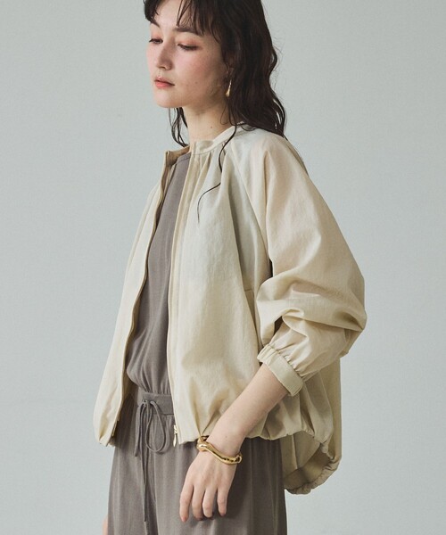 qualite（カリテ）の「【撥水ナイロン使用】ナイロンドレープブルゾン/春服/夏服/オフィスカジュアル（ブルゾン・レディース・アイボリー/ネイビー・フリー）」の15枚目の写真