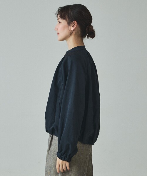 qualite（カリテ）の「【撥水ナイロン使用】ナイロンドレープブルゾン/春服/夏服/オフィスカジュアル（ブルゾン・レディース・アイボリー/ネイビー・フリー）」の19枚目の写真