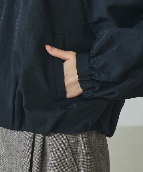 qualite（カリテ）の「【撥水ナイロン使用】ナイロンドレープブルゾン/春服/夏服/オフィスカジュアル（ブルゾン・レディース・アイボリー/ネイビー・フリー）」の22枚目の写真