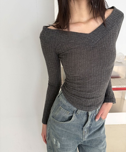 4INT.(フォイント)の「オフショルダー Vネック リブ編み クロップド 長袖 Tシャツ(Tシャツ/カットソー・レディース・ブラック/レッド/ホワイト/チャコール・FREE)」の3枚目の写真