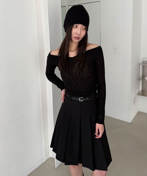 4INT.(フォイント)の「オフショルダー Vネック リブ編み クロップド 長袖 Tシャツ(Tシャツ/カットソー・レディース・ブラック/レッド/ホワイト/チャコール・FREE)」の8枚目の写真