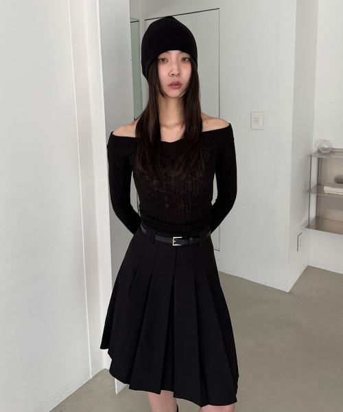 4INT.(フォイント)の「オフショルダー Vネック リブ編み クロップド 長袖 Tシャツ(Tシャツ/カットソー・レディース・ブラック/レッド/ホワイト/チャコール・FREE)」の9枚目の写真