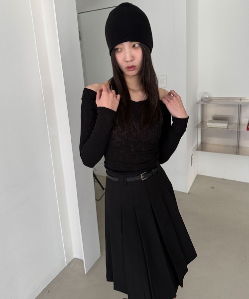 4INT.(フォイント)の「オフショルダー Vネック リブ編み クロップド 長袖 Tシャツ(Tシャツ/カットソー・レディース・ブラック/レッド/ホワイト/チャコール・FREE)」の11枚目の写真