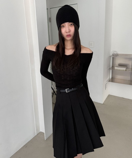 4INT.(フォイント)の「オフショルダー Vネック リブ編み クロップド 長袖 Tシャツ(Tシャツ/カットソー・レディース・ブラック/レッド/ホワイト/チャコール・FREE)」の12枚目の写真