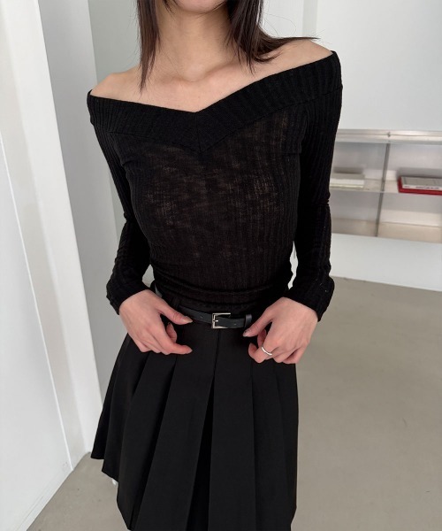 4INT.(フォイント)の「オフショルダー Vネック リブ編み クロップド 長袖 Tシャツ(Tシャツ/カットソー・レディース・ブラック/レッド/ホワイト/チャコール・FREE)」の13枚目の写真