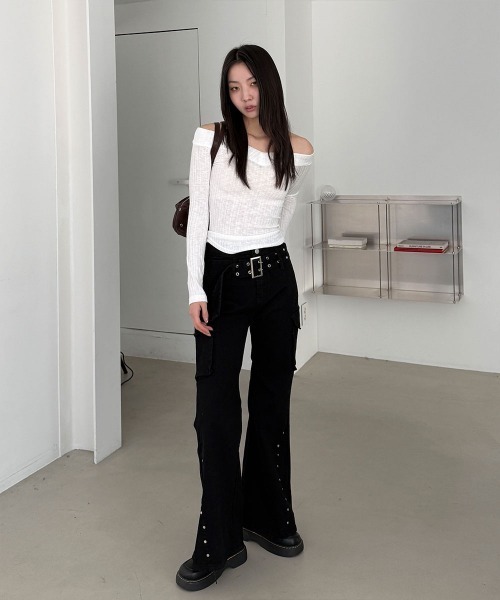 4INT.(フォイント)の「オフショルダー Vネック リブ編み クロップド 長袖 Tシャツ(Tシャツ/カットソー・レディース・ブラック/レッド/ホワイト/チャコール・FREE)」の14枚目の写真